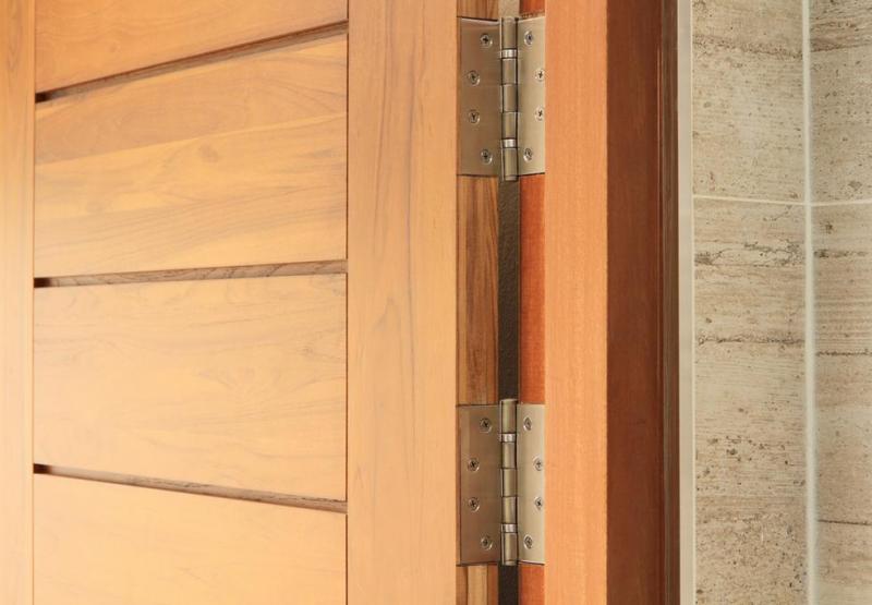 Pose d'une porte en bois, les conseils pour un r&eacute;sultat durable et esth&eacute;tique