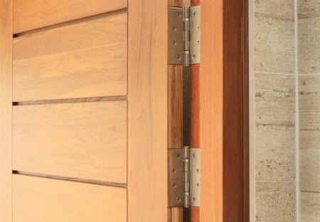 Pose d'une porte en bois, les conseils pour un r&eacute;sultat durable et esth&eacute;tique