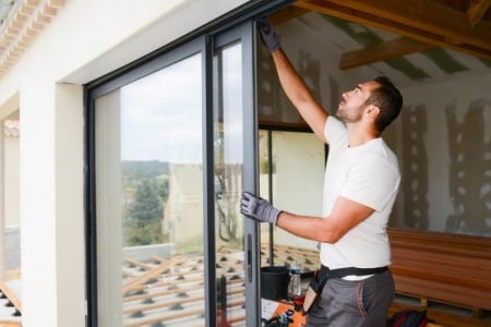 Pose de fen&ecirc;tres en aluminium, les &eacute;tapes cl&eacute;s pour une installation r&eacute;ussie